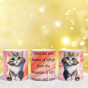 K&ouml;nnte beinhalten: Zwei wei&szlig;e Keramikbecher mit einem rosa-wei&szlig; gestreiften Hintergrund. Ein Becher zeigt eine Comic-Katze mit gr&uuml;nen Augen und ein Zitat, das lautet: "Es gibt zwei Mittel der Zuflucht vor den Leiden des Lebens: Musik und Katzen".