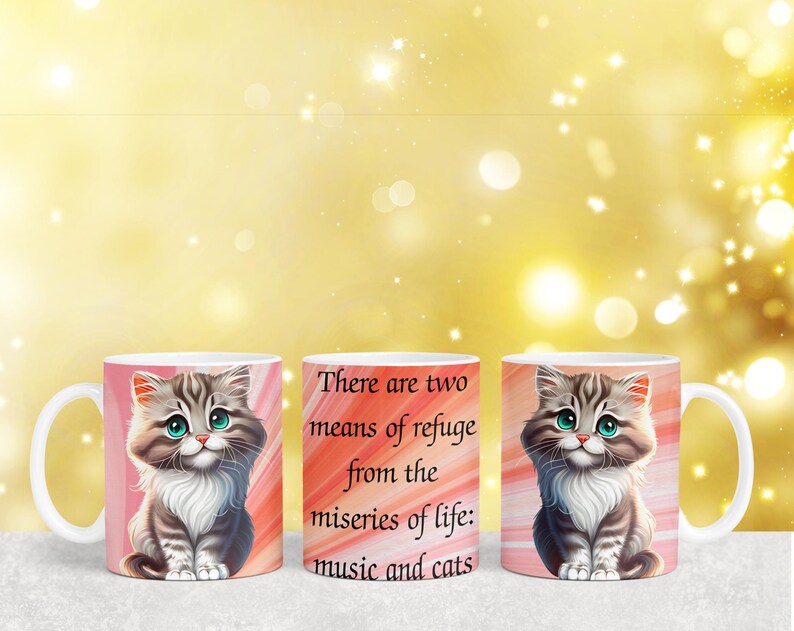 K&ouml;nnte beinhalten: Zwei wei&szlig;e Keramikbecher mit einem rosa-wei&szlig; gestreiften Hintergrund. Ein Becher zeigt eine Comic-Katze mit gr&uuml;nen Augen und ein Zitat, das lautet: "Es gibt zwei Mittel der Zuflucht vor den Leiden des Lebens: Musik und Katzen".