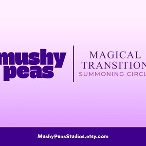 以下が含まれることがあります： 白から薄い紫へのグラデーションの背景に、紫色のテキスト「mushy peas」と「MAGICAL TRANSITION SUMMONING CIRCLE」が書かれています。画像の下部に「MushyPeasStudios.etsy.com」というテキストがあります。