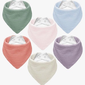 Puede incluir: Conjunto de seis baberos para beb&eacute; en varios colores, incluyendo verde, azul, rosa, naranja, morado y beige. Cada babero tiene un forro de algod&oacute;n blanco y dos cierres a presi&oacute;n.