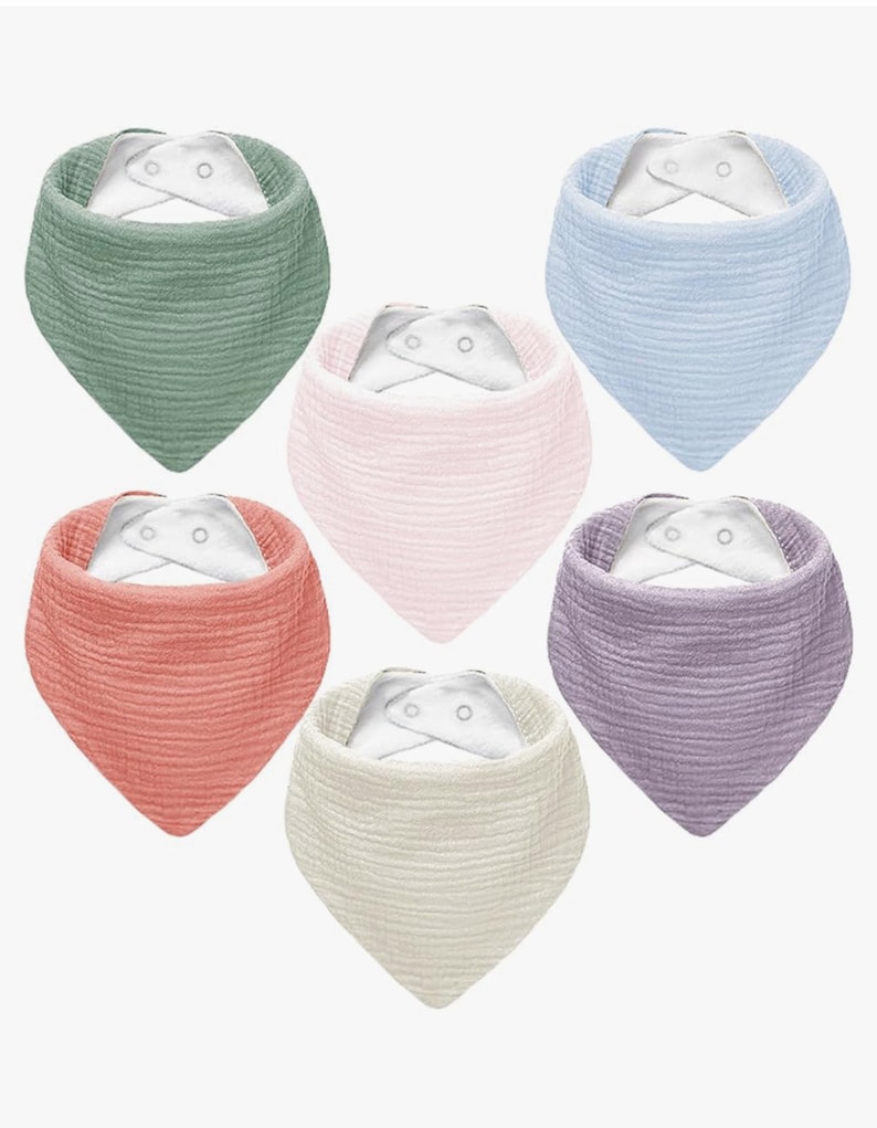Puede incluir: Conjunto de seis baberos para beb&eacute; en varios colores, incluyendo verde, azul, rosa, naranja, morado y beige. Cada babero tiene un forro de algod&oacute;n blanco y dos cierres a presi&oacute;n.