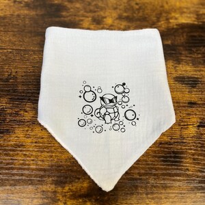 Puede incluir: Bandana blanca con una ilustraci&oacute;n en blanco y negro de una tortuga con gafas de sol y rodeada de burbujas.