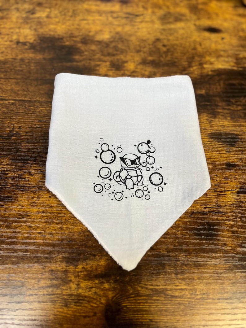 Puede incluir: Bandana blanca con una ilustraci&oacute;n en blanco y negro de una tortuga con gafas de sol y rodeada de burbujas.