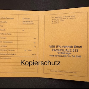 Könnte beinhalten: Geöffnetes, hellbraunes Dokument mit deutschem Text. Das Dokument ist in Abschnitte mit Überschriften wie "Art des Fahrzeuges" und "Baujahr" unterteilt. Der Text "Kopierschutz" ist unten aufgedruckt.