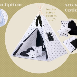 Könnte beinhalten: Ein weißes und schwarzes Tipi-Zelt mit schwarzen Sternen, die auf den Stoff gedruckt sind. Das Tipi hat ein schwarz-weißes Kissen im Inneren und eine schwarze Feder, die von oben hängt. Das Bild zeigt auch eine Vielzahl von schwarz-weißen Accessoires, darunter Kissen und eine Decke.