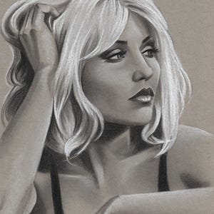 Op de afbeelding: Een houtskoolportret van een vrouw met golvend, lichtblond haar. Ze kijkt opzij, met haar hand op haar hoofd. Het kunstwerk is uitgevoerd in grijstinten en zwart op een bruinachtige achtergrond.
