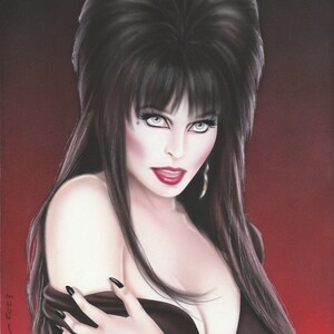 Elvira 8x10 Inch Photo Elvira: Mistress of the Dark Lying in Coffin kn
