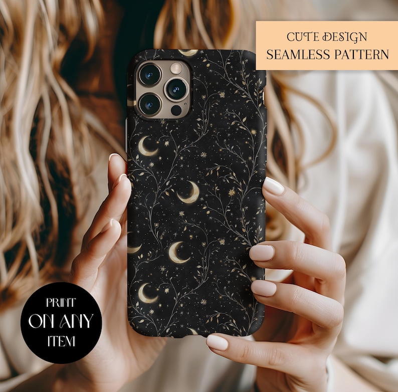 Może przedstawiać: Czarne etui na telefon z wzorem złotego p&oacute;łksiężyca i gwiazd. Etui ma wz&oacute;r bezszwowy i jest przeznaczone do drukowania na dowolnym przedmiocie.