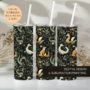 Może przedstawiać: Trzy kubki ze stali nierdzewnej z czarnym tłem i powtarzającym się wzorem lis&oacute;w, węży i kwiat&oacute;w. Tekst "USE ON TUMBLERS, MUGS, WRAPS & MORE" znajduje się na białym k&oacute;łku w lewym g&oacute;rnym rogu. Tekst "DIGITAL DESIGN & SUBLIMATION PRINTING" znajduje się na dole obrazu.