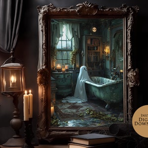 Op de afbeelding: Een sierlijk spiegelframe in vintage stijl met een griezelige afbeelding van een geest in een badkamer. De badkamer is ingericht in een donkergroen en wit kleurenschema met een bad op pootjes en een raam met uitzicht op een bos. De geest draagt een wit laken en staat in het bad. De afbeelding is geplaatst tegen een donkere achtergrond.