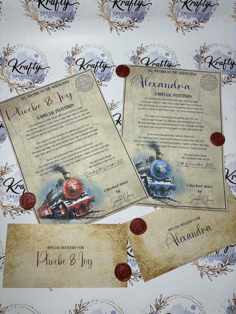 K&ouml;nnte beinhalten: Vintage-Stil-Einladungs- und Umschlag-Set mit einer Zugillustration, versiegelt mit roten Wachssiegeln. Die Einladungen tragen die Aufschrift "Alle an Bord zum Nordpol" und sind an "Phoebe & Ivy" und "Alexandra" adressiert.