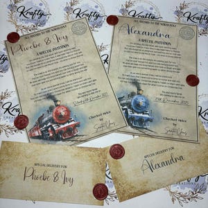 K&ouml;nnte beinhalten: Zwei Einladungen und Umschl&auml;ge im Vintage-Stil mit Nordpol-Motiv. Die Einladungen zeigen Zugillustrationen und Text, versiegelt mit roten Wachssiegeln. Die Umschl&auml;ge sind an "Phoebe & Ivy" und "Alexandra" adressiert.