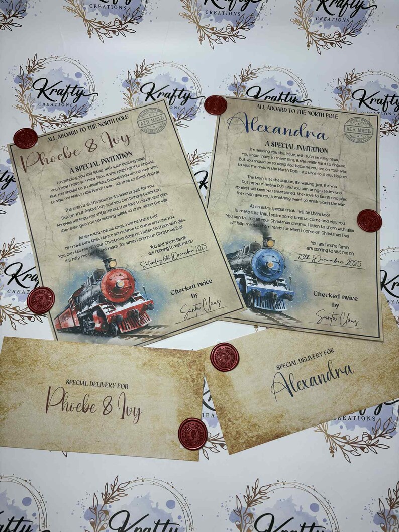 K&ouml;nnte beinhalten: Zwei Einladungen und Umschl&auml;ge im Vintage-Stil mit Nordpol-Motiv. Die Einladungen zeigen Zugillustrationen und Text, versiegelt mit roten Wachssiegeln. Die Umschl&auml;ge sind an "Phoebe & Ivy" und "Alexandra" adressiert.