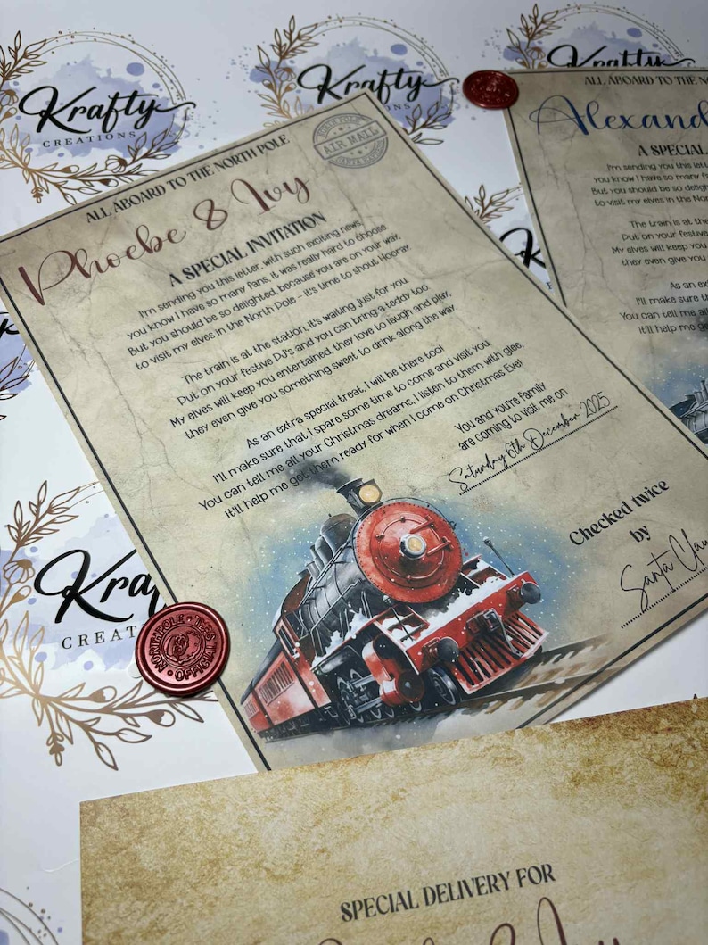 K&ouml;nnte beinhalten: Eine Einladung im Vintage-Stil mit dem Text &bdquo;Alle an Bord zum Nordpol&ldquo; und &bdquo;Phoebe & Ivy&ldquo;. Die Einladung zeigt eine Illustration eines roten und schwarzen Zuges und ein Wachssiegel. Der Text enth&auml;lt eine besondere Einladung.