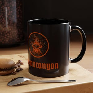 Cosmo Canyon-mugg, fantasy-kaffemugg, RPG-spelmugg, äventyrskaffekopp, nördgåva, accentmugg med röd XIII
