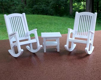 パティオロッキングチェアセット - 1:12スケールの椅子2脚とテーブル1台