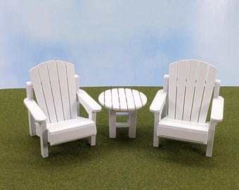Ensemble de patio Adirondack à l'échelle 1:12 (2 chaises et une table d'appoint) - hauteur de la chaise : 7,6 cm