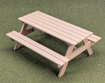 ドールハウスやテーブルのセンターピースとして使える木目調ピクニックテーブル。1:12スケール、高さ2.5インチ。
