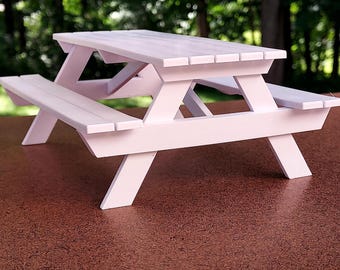 ドールハウスやテーブルのセンターピースとして使えるピクニックテーブル、1:12スケール、高さ2.5インチ