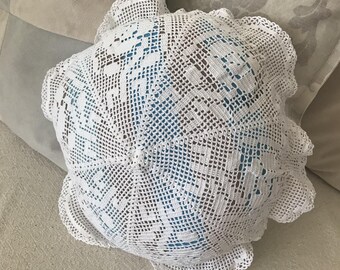 Handgefertigte Häkelspitze Kissen: Rundes Baumwollkissen, 35 cm weißes Geschenk oder Dekor