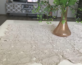 Handgefertigter Tischläufer mit Häkelspitze: Beige Dekor (31 x 23 Zoll)