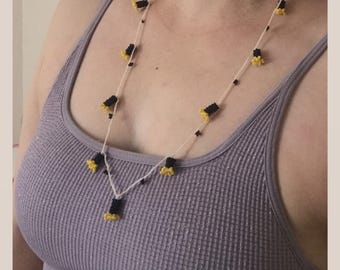 Gehäkelte Perlenkette & Ohrringe im Set: Handgemachte Engelstrompeten Stil