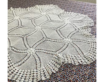 Handgemachte Häkeldecke: Vintage Cremeweiße runde Tischdecke (114 cm)