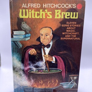 Peut inclure: Couverture de livre vintage pour "Witch's Brew" d'Alfred Hitchcock. La couverture présente Alfred Hitchcock remuant un chaudron. Le titre est en jaune, avec le sous-titre "Onze histoires étranges sur la magie, la sorcellerie et le surnaturel."