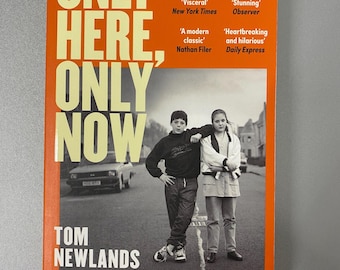 FIRMATO Solo qui, solo ora Tom Newlands Libro tascabile Nuova narrativa Scozia