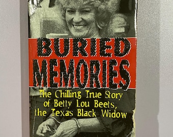 Könnte beinhalten: Ein Taschenbuch mit dem Titel "Buried Memories" mit rotem und schwarzem Einband. Das Cover zeigt ein Schwarz-Weiß-Foto einer Frau und den Text "The Chilling True Story of Betty Lou Beets, the Texas Black Widow."