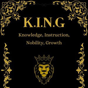 Op de afbeelding: Een zwart-gouden afbeelding met een leeuw die een kroon draagt. De tekst "K.I.N.G. Knowledge, Instruction, Nobility, Growth Sacred Sayings On Life, Business, Manhood, Money & Women The Minister Of Manhood" is in goud geschreven.