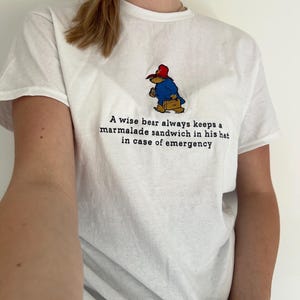 Camiseta unisex para adultos con el oso Paddington bordado, clásica, blanca, celeste y azul marino, con o sin texto, de algodón suave.