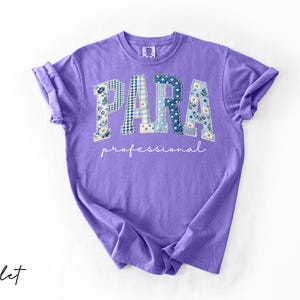 May include: A violet t-shirt with the word "PARA" in patchwork letters, featuring floral and gingham patterns. Below, the word "professional" is written in a delicate script. The word "violet" is written in script in the bottom left corner.