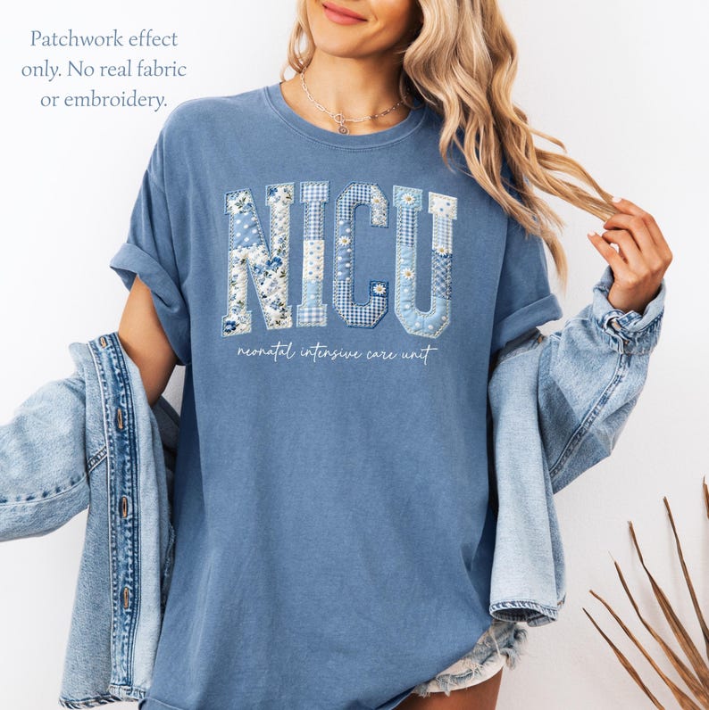 K&ouml;nnte beinhalten: Ein blaues T-Shirt mit dem Wort "NICU" in einem Patchwork-Design. Der Text "neonatal intensive care unit" steht darunter. Das Shirt hat kurze &Auml;rmel und eine lockere Passform.
