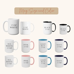 Puede incluir: Colecci&oacute;n de tazas blancas, negras, rosas, azul claro y azul marino en tama&ntilde;os de 312 ml y 444 ml. Cada taza tiene un asa o interior de diferente color. El texto en las tazas indica el tama&ntilde;o y el color.