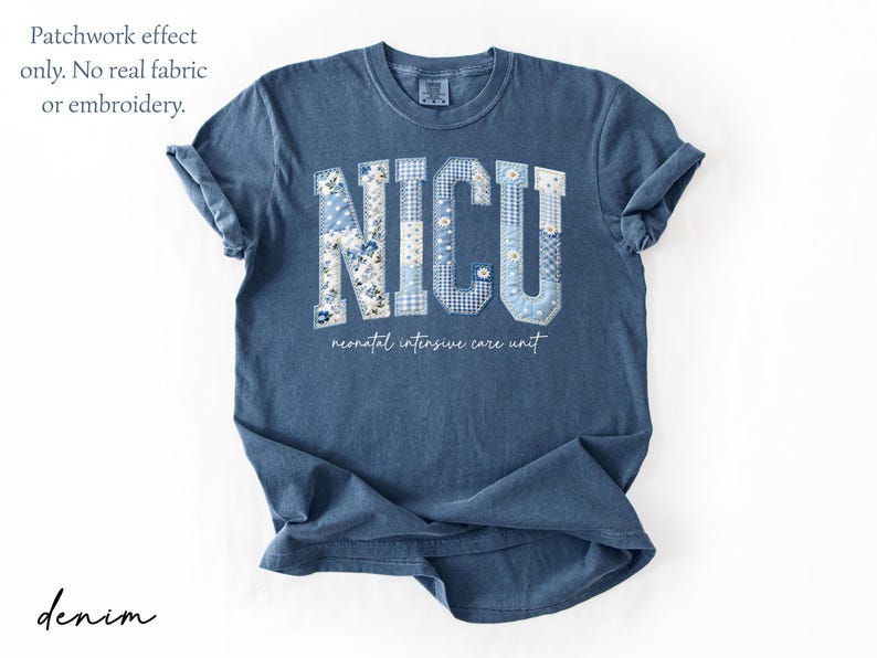 K&ouml;nnte beinhalten: Denimblaues T-Shirt mit dem Wort "NICU" in einem Patchwork-Design. Die Buchstaben sind mit verschiedenen blau-wei&szlig;en Blumen- und Vichy-Mustern gef&uuml;llt. Darunter steht der Text "neonatal intensive care unit".
