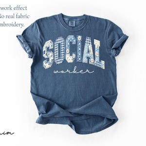 Op de afbeelding: Denim blauw t-shirt met de woorden "SOCIAL worker" in een patchwork design. De letters zijn in verschillende blauwe en witte bloemen- en gingham patronen. Het shirt heeft opgerolde mouwen en het woord "denim" staat in script onderaan.