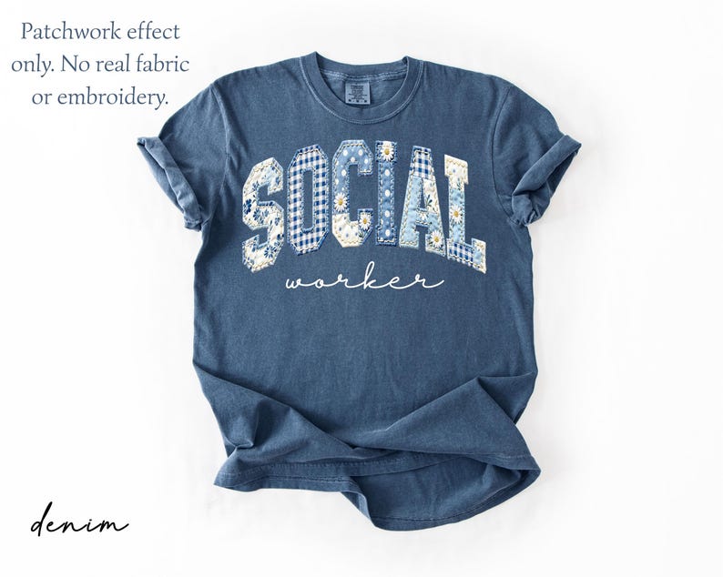 Op de afbeelding: Denim blauw t-shirt met de woorden "SOCIAL worker" in een patchwork design. De letters zijn in verschillende blauwe en witte bloemen- en gingham patronen. Het shirt heeft opgerolde mouwen en het woord "denim" staat in script onderaan.