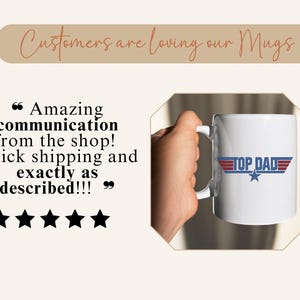 Puede incluir: Taza de cer&aacute;mica blanca con el texto "TOP DAD" en azul y rojo, con una estrella. La taza est&aacute; sujeta por una mano. La imagen tambi&eacute;n incluye comentarios de clientes y valoraciones por estrellas.
