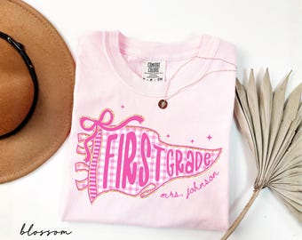 Camiseta Comfort Colors® con banderines personalizados para profesores, camiseta con el apellido del profesor de primer grado, camiseta preppy para primer grado, regalo para profesores de vuelta al cole