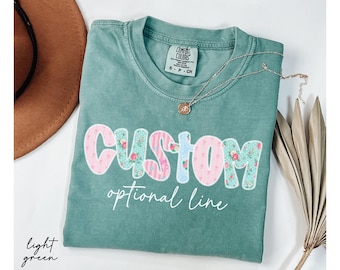 Camiseta con texto floral personalizado Comfort Colors®, camiseta personalizada con nombre preppy, camiseta con flores silvestres para mamá, nombre infantil personalizado con flores, regalo de cumpleaños para ella