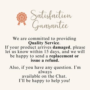 Puede incluir: Gr&aacute;fico beige con el texto "Satisfaction Guarantee" y un emblema en forma de estrella. El texto promete un servicio de calidad, ofreciendo reemplazos o reembolsos por productos da&ntilde;ados reportados dentro de los 15 d&iacute;as, y soporte por chat.