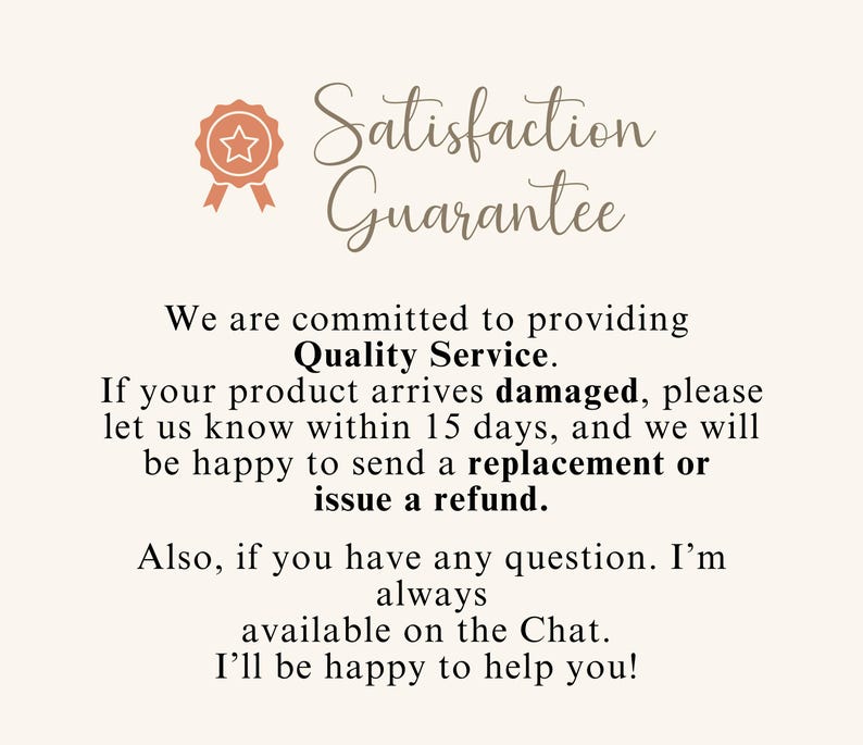 Puede incluir: Gr&aacute;fico beige con el texto "Satisfaction Guarantee" y un emblema en forma de estrella. El texto promete un servicio de calidad, ofreciendo reemplazos o reembolsos por productos da&ntilde;ados reportados dentro de los 15 d&iacute;as, y soporte por chat.