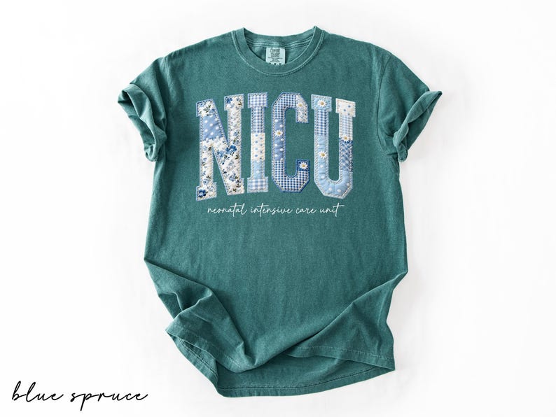 K&ouml;nnte beinhalten: Ein tealfarbenes T-Shirt mit den Buchstaben "NICU" in einem Patchwork-Design aus blauen Blumen- und Vichy-Mustern. Darunter steht der Text "neonatal intensive care unit".