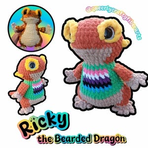 Può includere: Un peluche di drago barbuto all'uncinetto chiamato Ricky, realizzato con filato arancione, beige e giallo con grandi occhi neri. Il peluche presenta un pannello pettorale verde con strisce orizzontali rosa, bianche, viola, nere e blu. Testo: Ricky the Bearded Dragon.