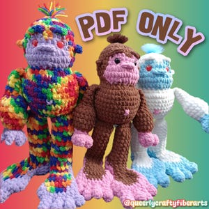 Pode incluir: Três bonecos de macaco de crochê feitos à mão em cores vibrantes. Um é arco-íris, um marrom e um branco e azul. Cada boneco tem pés grandes e o texto "PDF ONLY". Os bonecos são caprichosos e únicos.