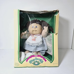 Vintage Cabbage Patch Girl con Bib Kids Coleco Xavier Roberts 1985 NIB papeles de adopción muñeca figura vestido de niña.