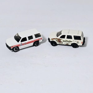 Camiones Matchbox 2007 Ford Expedition Pirates Treasure Map 5 Pack suelto y camión de bomberos Chevrolet Silverado Tahoe