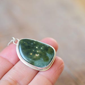 Pendentif océan jaspe vert. Style bohème. Idées cadeaux. Bijoux en argent sterling en jaspe. Collier terreux. Pierre verte