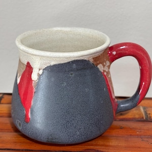 Taza de cerámica vintage en colores brillantes